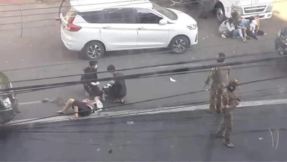 Myanmar'da darbe karşıtı göstericilerin arasına askeri araç daldı!